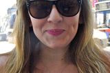 Frech grinsend präsentiert uns Patricia, 19, ihre große schwarze Sonnenbrille aus Miami. XL-Brillen sind in diesem Jahr wieder voll im Trend.