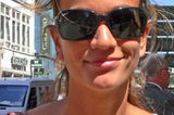 Fiona, 25, lebt auf Hawaii und ist zu Besuch in der schönen Hansestadt Hamburg. Auf der Nase trägt sie eine Brille von Ray Ban. Die Marke Ray Ban gibt es zwar schon länger, doch erst in den letzten zwei Jahren machte sie sich auch bei der Masse einen Namen.