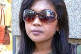 Die indonesische Touristin Riya, 22, hat ihre große Sonnenbrille von einem Markt in Indonesien. Ein Hingucker sind die vielen Strasssteine am Rand der Brille.