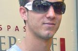 Alexander, 23, bevorzugt Sonnenbrillen mit hoher Qualität, wie diese Brille mit weißem Rand von Dolce und Gabbana.