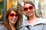 Im Partnerlook sind Vanessa (links), 21, und Tanja (rechts), 29, unterwegs. Ihre knallroten Sonnenbrillen haben sie bei H&M gekauft.