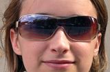 Andrea, 16, trägt hier eine schmale Brille mit Metall-Gestell, die super zu ihrer Gesichtsform passt. Sie hat ihre Brille auf einem Flohmarkt in Hamburg erstanden.