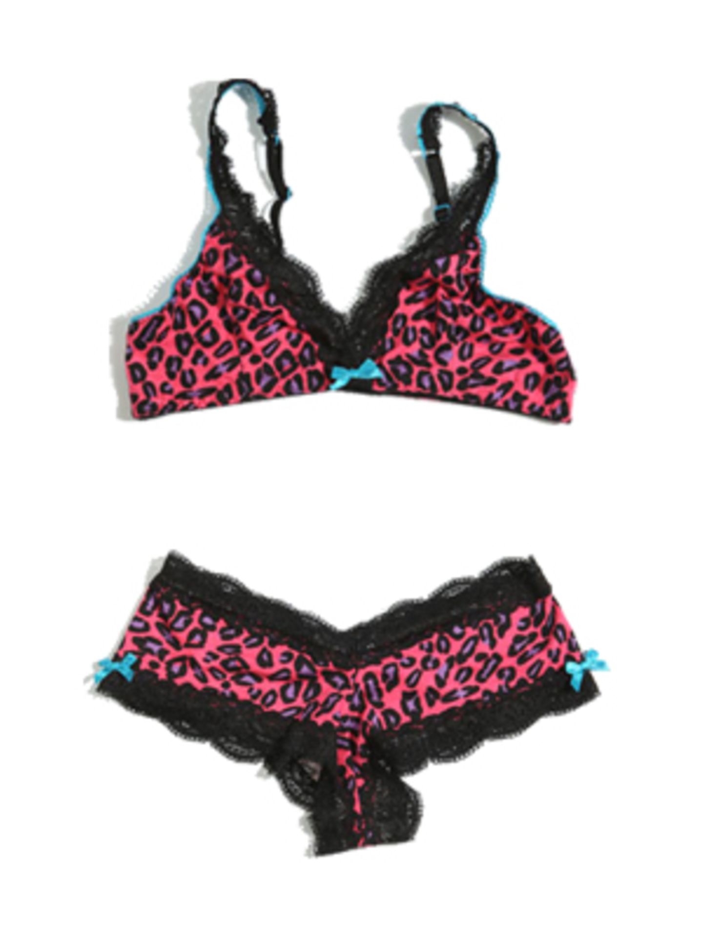 Triangel-BH und Panty im pinkfarbenen Animal-Print mit schwarzer Spitze von Urban Outfitters. BH um 18 Euro, Slip um 12 Euro.
