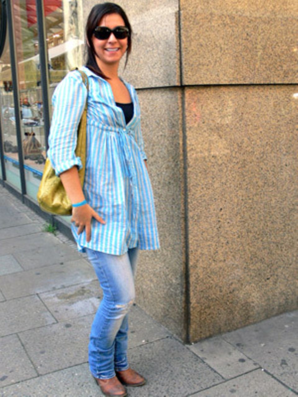 Die Studentin Saskya, 22, kombiniert eine XL-Bluse (Zara) mit Streifen zu einer stone-bleached Röhrenjeans (aus Brasilien). Die gelbe Tasche (Azorra) und die schwarze Brille (Tom Ford) verleihen dem Look den letzten Schliff. Sehr lässig und modisch zugleich!