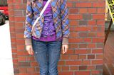Auch Lisa, 14, hat das richtige Gespür für den Mustermix-Look. Sie entschied sich für eine blau-braun karierte Jacke (H&M) über einem lilafarbenen Top (H&M) mit Pfauenfeder-Print. Die roten Turnschuhe (Converse) bringen noch mehr Farbe ins Spiel.