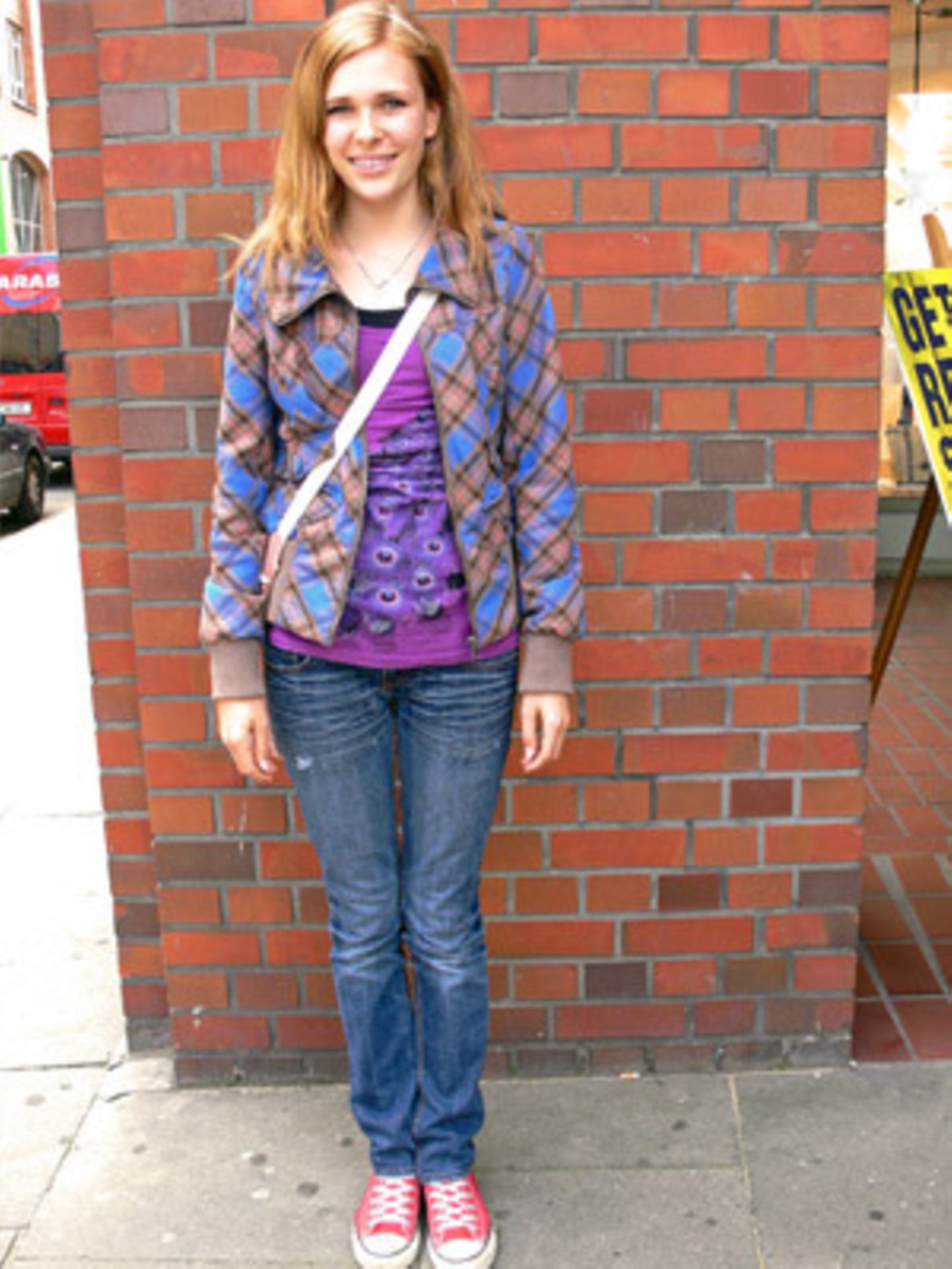 Auch Lisa, 14, hat das richtige Gespür für den Mustermix-Look. Sie entschied sich für eine blau-braun karierte Jacke (H&M) über einem lilafarbenen Top (H&M) mit Pfauenfeder-Print. Die roten Turnschuhe (Converse) bringen noch mehr Farbe ins Spiel.