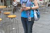 Das wunderbar leuchtend blaue Shirt (New Yorker) von Svenja, 17, sticht sofort ins Auge. Um das Outfit etwas bunter zu gestalten, trägt sie eine lässige Jeans (H&M) und Schuhe (Deichmann) mit Blümchenprint dazu. Schnell noch ein blaues Tuch (Kollosseum) und eine Tasche (Vintage) im Batik-Look umhängen, und fertig ist der coole Look.