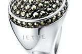 Wuchtiger Ring mit vielen kleinen Steinen besetzt von Jette Joop, ca. 180 Euro.