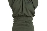 Rollkragen-Shirt mit breitem Bund und kleinem Arm von Skunkfunk, ca. 50 Euro.