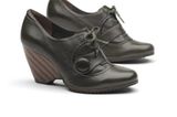 Raffinierter Schuh mit angedeutetem Plateau und kleinen Details von Clarks, um 100 Euro.