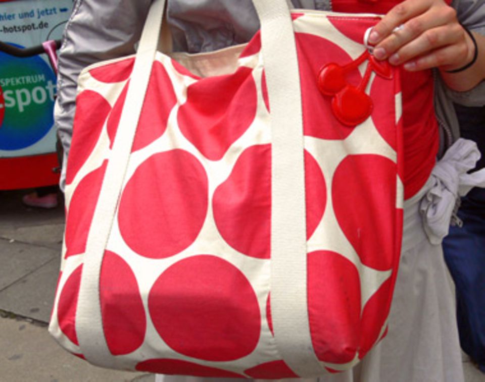 Cherry, Cherry Lady! Diese rot gepunktete Tasche gehört Anna, 23, aus Hamburg. Die sommerliche Tasche von H&M ist nicht nur schön groß, sondern hat auch noch witzige Kirschen am Griff baumeln.