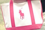 Sandra, 24, lief die Strasse mit dieser Polo Ralph Lauren-Tasche entlang. Das auffällige Pink lässt sich toll zu weißen und schlichten Outfits kombinieren und ist definitiv ein sommerlicher Hingucker.