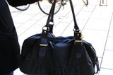 Merle, 20, eine Großhandelskauffrau aus Hamburg, fand diese detail-verliebte, schwarze Tasche von Friis & Company toll. Wir auch!