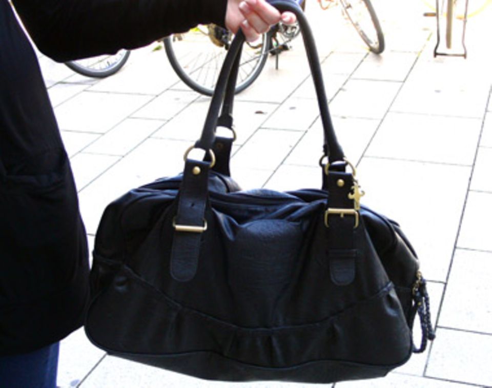 Merle, 20, eine Großhandelskauffrau aus Hamburg, fand diese detail-verliebte, schwarze Tasche von Friis & Company toll. Wir auch!