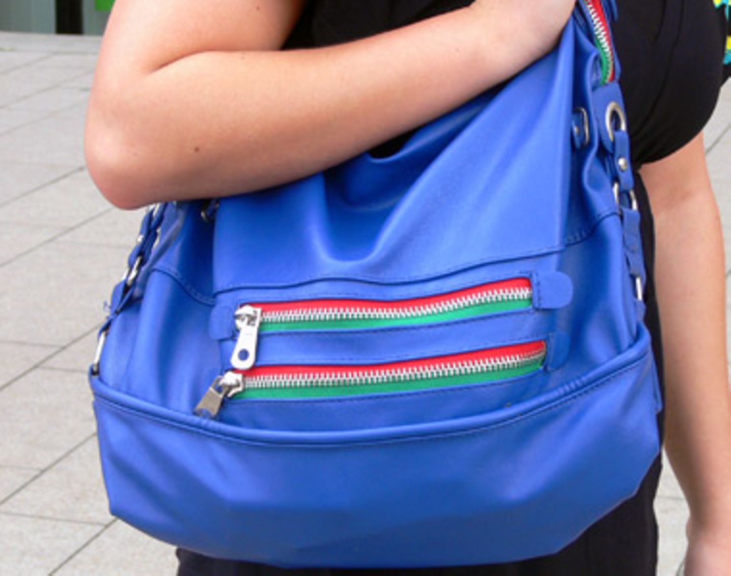 Die knallblaue Tasche im Italy Look ist nicht nur super-stylisch, da passt auch einiges rein. Das fand auch Julia, 22, die ihre Tasche aus dem Crazy Store hat.