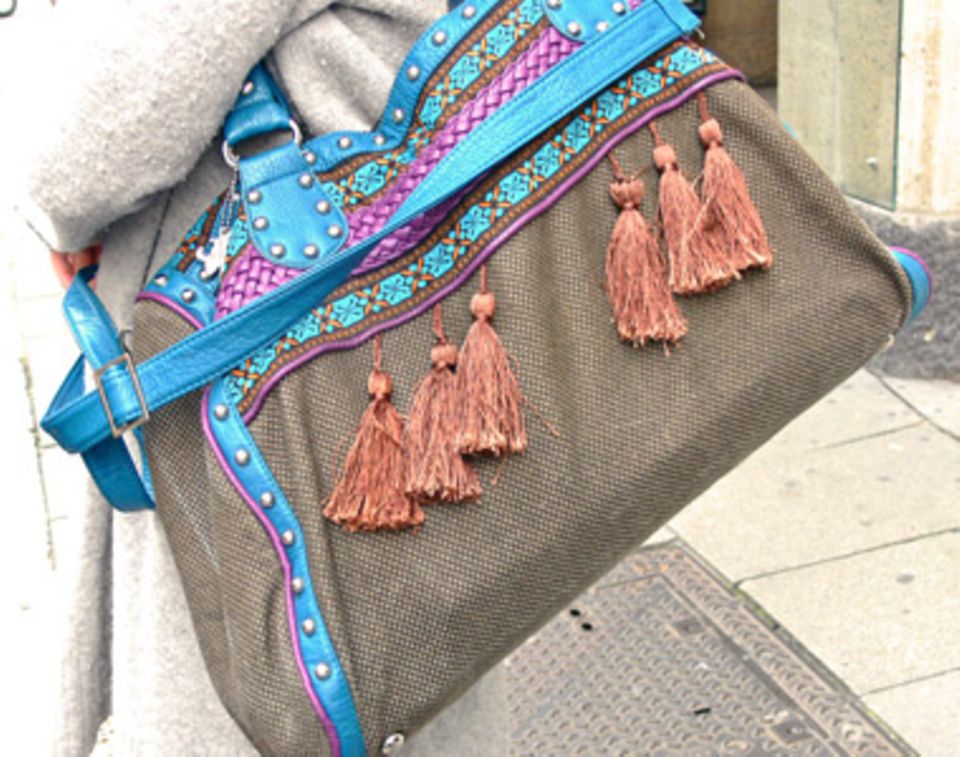 Verträumte arabische Nächte verspricht diese originelle Tasche, mit viel Liebe zum Detail. Lilly,15, eine Schülerin aus Hamburg, hat die Tasche bei Friis & Company gefunden und bei uns landet sie ganz weit oben auf der Liste der originellsten Taschen. Zauberhaft schön!