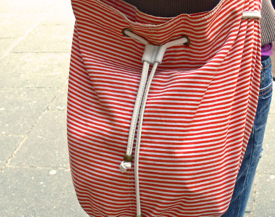 Streifen so weit das Auge reicht. Bei dieser tolle Tasche im Marine-Look kommt gleich Sommerlaune auf. Lisa, 14, aus Hamburg hat sie bei H&M ergattert.
