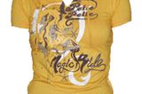 Gelbes T-Shirt mit V-Ausschnitt, Kapuze und All-Over-Print; 32,95 Euro; von Pelle Pelle