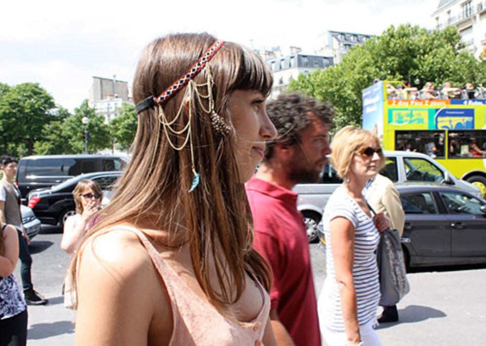Der Hippie-Haarbandstyle auf indianisch: Ein traumfängerartiges Band mit Ethnomuster aufs glatte Langhaar drapiert.