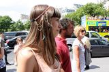Der Hippie-Haarbandstyle auf indianisch: Ein traumfängerartiges Band mit Ethnomuster aufs glatte Langhaar drapiert.