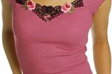 Elegant und gleichzeitig modisch schaut dieses Shirt mit Spitze und pailettenbetonten Blütenapplikationen aus der Wäsche. Eine Verführung in Pink.    Preis: 34,90 Euro zzgl. Versandkosten Zu bestellen bei: www.napo-shop.de