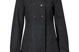 Graumelierter Mantel mit doppelreihiger Knöpfung. Von H&M, um 80 Euro.