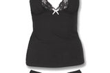 Hemdchen und Panty aus schwarzes Spitze von Tommy Hilfiger. Top um 34,99 Euro, Panty ca. 24,99 Euro. Zu bestellen über www.frontlineshop.com