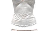 Hemdchen und Slip in weiß mit Retro-Audruck und Detail in zartem Altrosa von Esprit. Top um 22,95 Euro, Slip ca. 12,95 Euro.