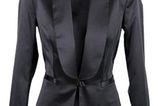 Taillierter Blazer mit Schalkragen aus glänzendem Material von Zara, um 50 Euro.