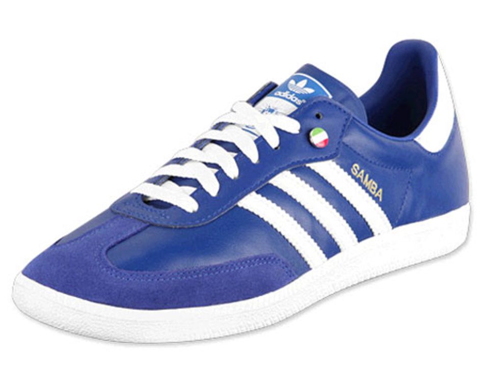 Der Samba-Sneaker von Adidas in Knallblau, über stylefile.de, ca. 70 Euro. Die Sneakers werden mit drei wechselbaren Druckknöpfen pro Paar Schuhe geliefert! Der Sneaker in Blau kommt mit den Landesflaggen aus Italien, Schweden und Argentinien.