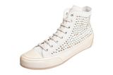 "Nietlich": Cremeweiße, mit Nieten besetzte Sneakers von Candice Cooper über Zalando, ca. 160 Euro.