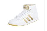 Hoch-Weiß-Gold: Hightop-Sneakers von Adidas über Zalando, ca. 90 Euro.