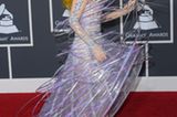 Lady Gaga Die freaky Pop-Ikone durfte zwei Grammys für ihren Ohrwurm-Song "Pokerface" mit nach Hause nehmen und inszenierte sich in gewohnter Manier als lebendes Kunstobjekt (alles andere wäre auch enttäuschend gewesen). Diesmal erschien sie als "Cinderella goes Saturn". Man achte auch auf den Farberlauf ihrer Haare - von 'Paris Hilton-Blond' zu Kurkumagelb.