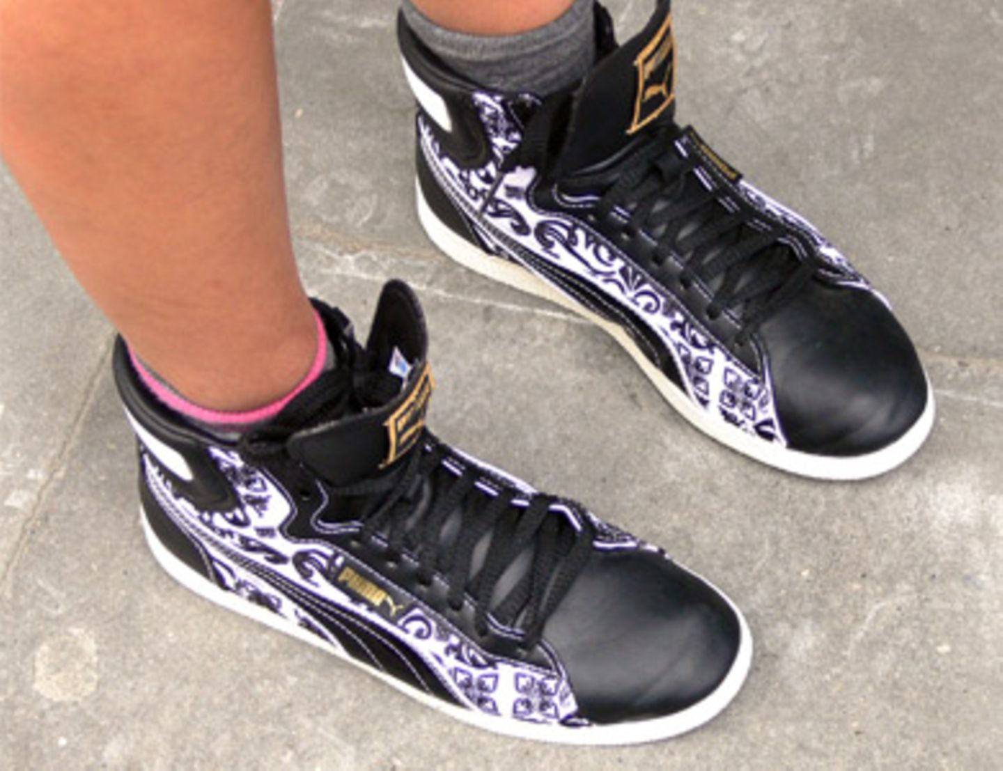 Sportlich schön sind diese tollen Turnschuhe von Oona, 15, die ihre Puma-Schuhe mit zweifarbigen Socken trägt. Zu 100 Prozent stilsicher.