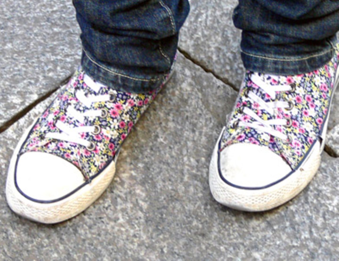 Diese sommerlichen Sneakers mit Blümchenmuster machen gute Laune! Selbst an trüben Wintertagen wecken diese Schuhe Sommergefühle. Besitzerin Svenja,17 hat die Sneakers von Deichmann.