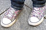 Diese sommerlichen Sneakers mit Blümchenmuster machen gute Laune! Selbst an trüben Wintertagen wecken diese Schuhe Sommergefühle. Besitzerin Svenja,17 hat die Sneakers von Deichmann.