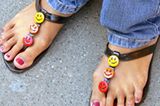 Diese witzig bunten Smiley-Sandalen gehören Riya, 22. Mit diesen Schuhen kann man wirklich jedes langweile Outfit aufpeppen und sie sind ein toller Begleiter an heißen Sommertagen. Die Touristin aus Indonesien hat diese Schuhe in ihrer Heimat gekauft.