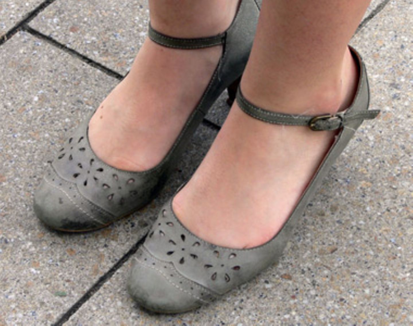 Diese schönen Mary-Jane-Pumps fallen besonders durch ihr schönes Muster auf. Anna, 25, hat die Schuhe aus einem Vintage-Laden in England.