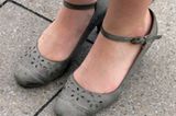 Diese schönen Mary-Jane-Pumps fallen besonders durch ihr schönes Muster auf. Anna, 25, hat die Schuhe aus einem Vintage-Laden in England.