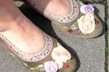 Als kämen sie aus einem Sommergarten: Diese tollen Ballerinas mit aufgestickten Blümchen gehören Cathy, 19. Sie trägt farblich passende Füßlinge, die den verspielten Look optimal unterstreichen. Die Schuhe sind von L'autre Chose.