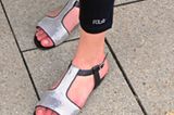 Diese silbern schimmernden Sandalen haben etwas wunderbar Futuristisches an sich. Trägerin Tarlotta, 20, kombiniert ihre Schuhe von H&M gern mit Leggings, um sie so noch besser zur Geltung zu bringen. Ein spacig schöner Look!