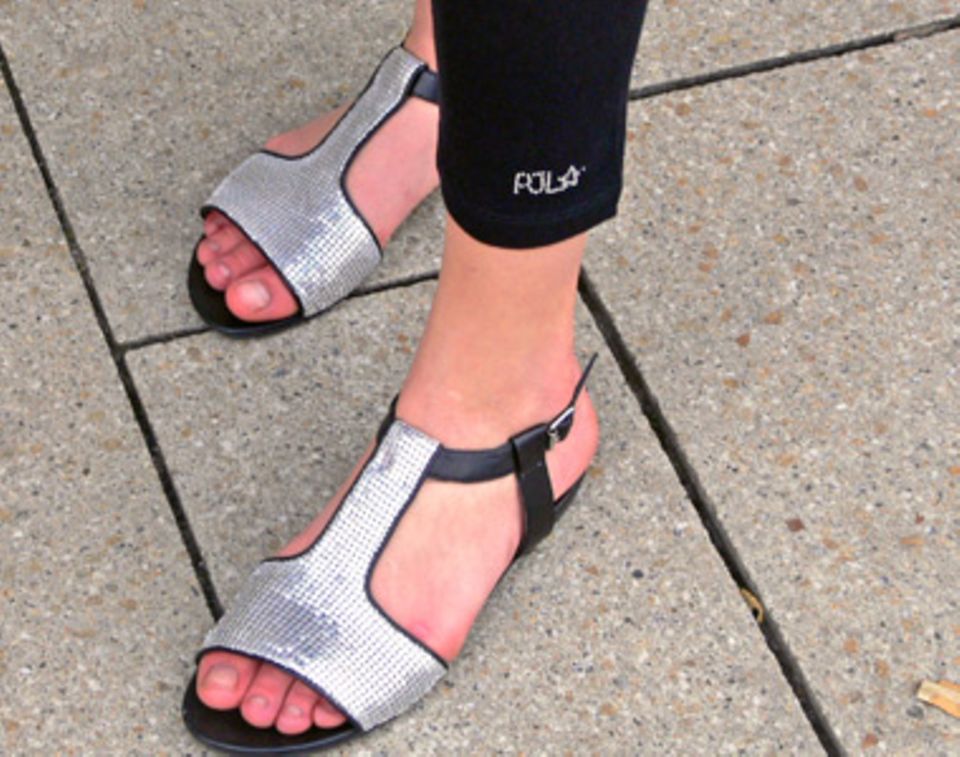 Diese silbern schimmernden Sandalen haben etwas wunderbar Futuristisches an sich. Trägerin Tarlotta, 20, kombiniert ihre Schuhe von H&M gern mit Leggings, um sie so noch besser zur Geltung zu bringen. Ein spacig schöner Look!