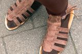 Lise, 24, trägt ihre Riemchensandalen im angesagten Gladiatoren-Look zu braunen Strumpfhosen. Das ist nicht nur eine super Variation für kühlere Sommerabende, es sieht auch noch echt stylisch aus. Die Schuhe sind aus einem Laden in Dänemark.