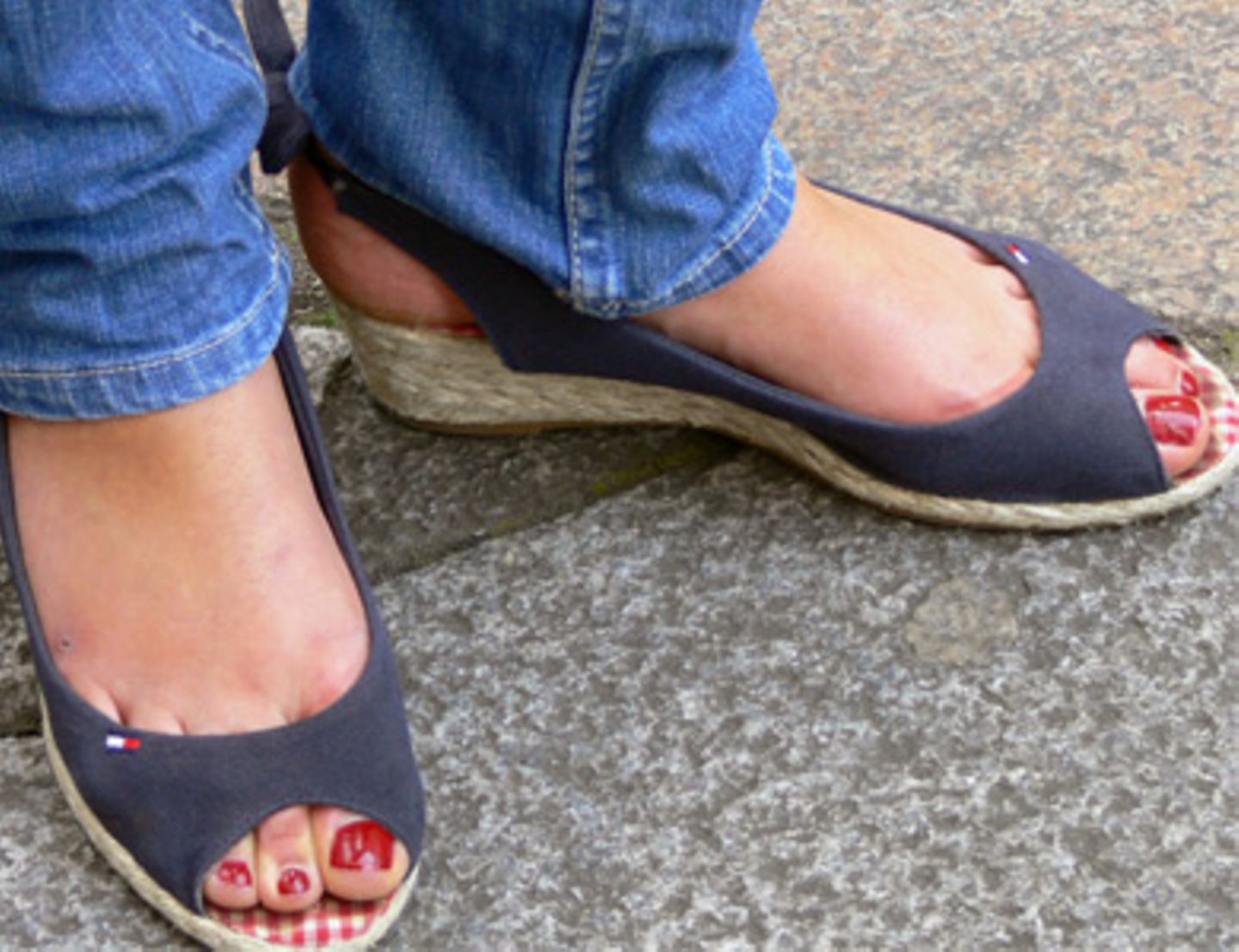 Die tollen Wedge-Sandalen aus geflochtenem Korb gehören der 21-jährigen Studentin Svenja aus Hamburg. Ob nun zu Jeans oder einem süßen Sommerkleidchen, die Schuhe von Tommy Hilfiger sind immer bequem und sexy zugleich!
