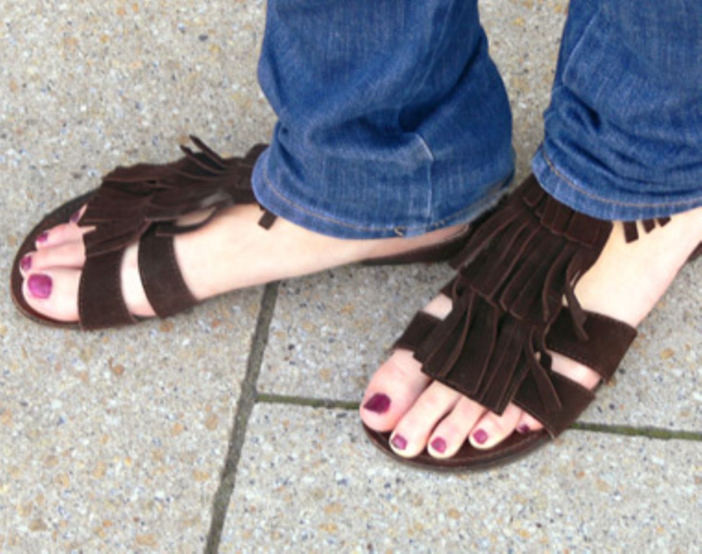 Fransige Schönheiten sind diese Wildleder-Sandalen von Steve Madden, die man am besten, wie hier, zur Röhrenjeans trägt. Die Schuhe gehören der 16-jährigen Schülerin Liv, aus Hamburg.