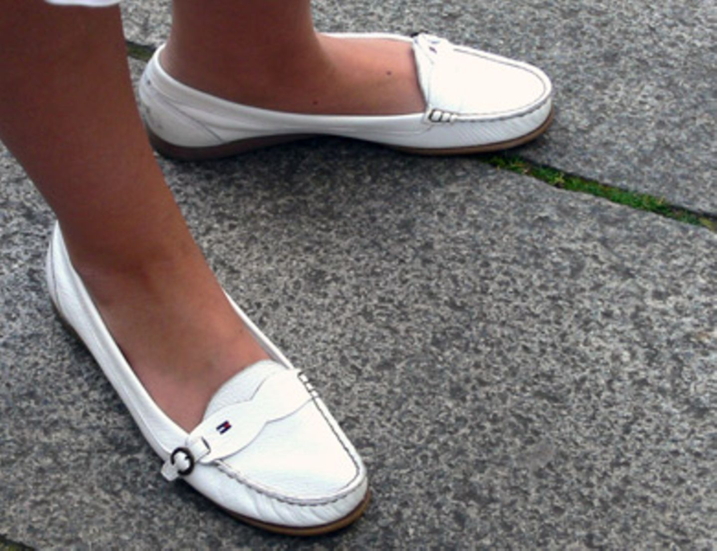 Weiß ist im Sommer begehrteste Farbe, denn sie ist nicht nur ein schöner Kontrast zu sonnengebräunter Haut, sondern macht auch gute Laune. Die schönen Tommy Hilfiger-Schuhe von Sandra, 24, könnte man sich super auf einer Yacht irgendwo in St. Tropez vorstellen.