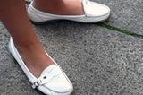 Weiß ist im Sommer begehrteste Farbe, denn sie ist nicht nur ein schöner Kontrast zu sonnengebräunter Haut, sondern macht auch gute Laune. Die schönen Tommy Hilfiger-Schuhe von Sandra, 24, könnte man sich super auf einer Yacht irgendwo in St. Tropez vorstellen.