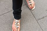 So schön wie ein Geschenk! Diese süßen Sandalen mit vielen Zierschleifen und kleinen silbernen Kugeln sind die perfekten Begleiter für sonnig-warme Tage. Mandy, 18, hat die Schuhe bei Zara gekauft.