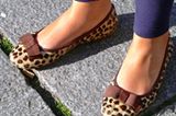 Vorsicht: wild! Diese Raubkatzen-Ballerinas im Leo-Look gehören Sybille, 22, die ihre Schuhe zu blauen Leggings kombiniert hat. Der Leo-look ist dieses Jahr sehr angesagt, sollte jedoch, genau wie hier, nur in Maßen kombiniert werden. Die Studentin aus Flensburg hat ihre Schuhe bei Massimo Dutti gekauft.