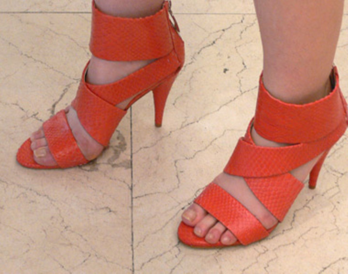 Diese tollen Highheels in der Sommer-Trendfarbe Orange schmücken die Füße von Hannah, 26, einer Studentin aus Frankfurt. Ihre Schuhe hat sie von Zara.